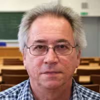 Retrato de Francesc Xavier Bornas Agustí, experto en teoría del caos y sistemas dinámicos aplicados a la psicología, utilizado para su biografía en el libro Autocontrol y estilos de vida saludables.