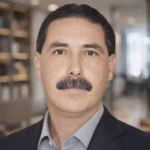 Retrato de Julio Alfonso Piña López, experto en Psicología de la Salud y psicología conductual aplicada, utilizado para su biografía en este libro.