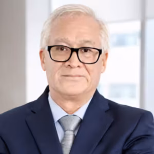 Retrato de Luis Armando Oblitas Guadalupe, experto en Psicología de la Salud, utilizado para su biografía en el libro.